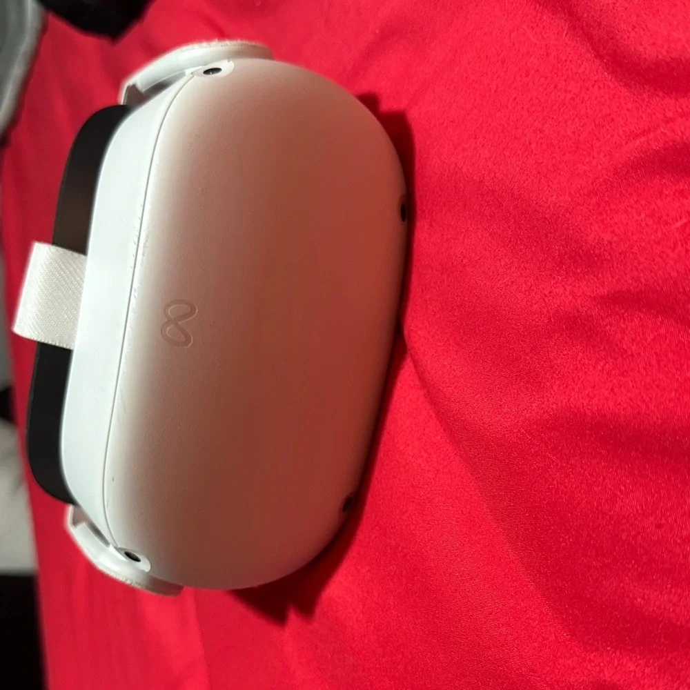 Oculus VR Headset with White Controllers